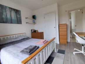 Double Bedroom with bathroom en suite and a Balcony Double bedroom with ensuite only 1 stop to Excel and O2 for short or long let in London Canary Wharf, less than an hour from Heathrow, Stansted and 